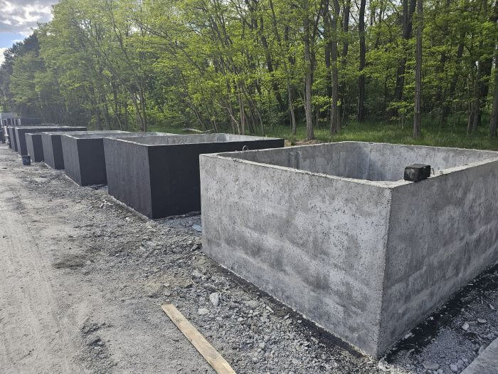 Plac produkcyjny z szambami betonowymi Katowice gotowymi do transportu