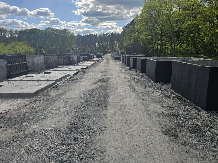 Plac z gotowymi szambami betonowymi Katowice w różnych rozmiarach